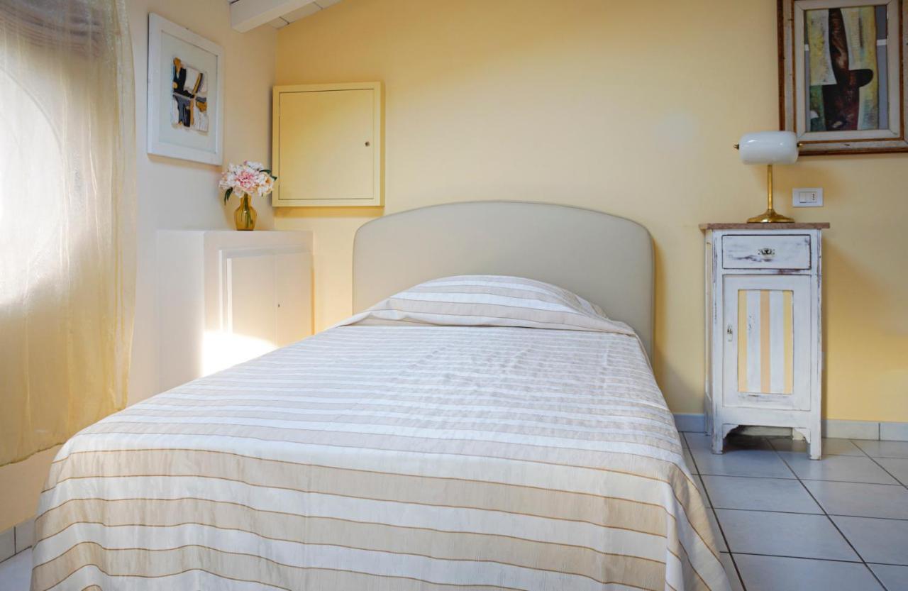 Villa Amelia Rooms مارينا دي بييتراسانْت المظهر الخارجي الصورة