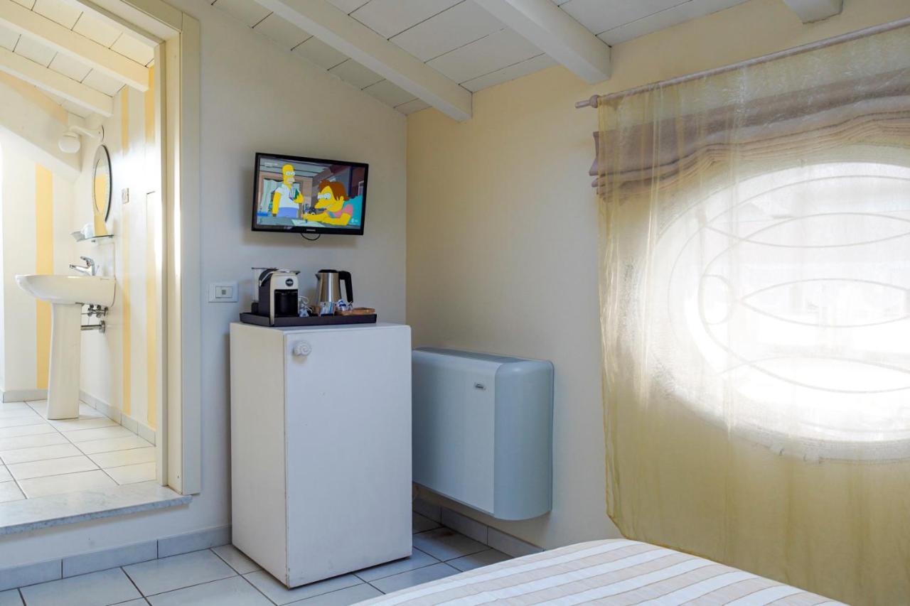 Villa Amelia Rooms مارينا دي بييتراسانْت المظهر الخارجي الصورة