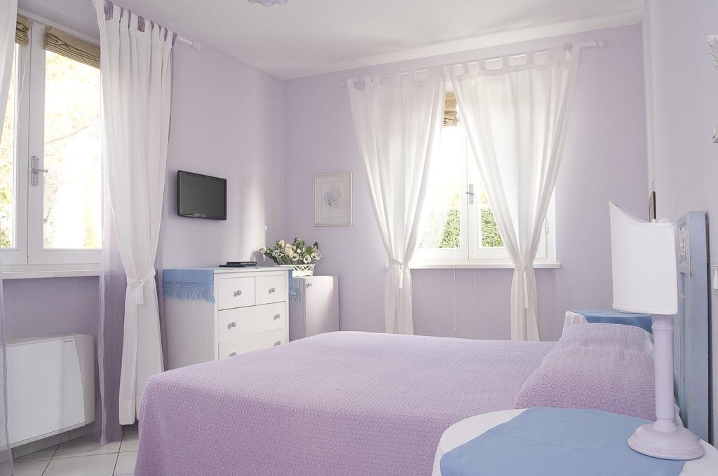 Villa Amelia Rooms مارينا دي بييتراسانْت المظهر الخارجي الصورة