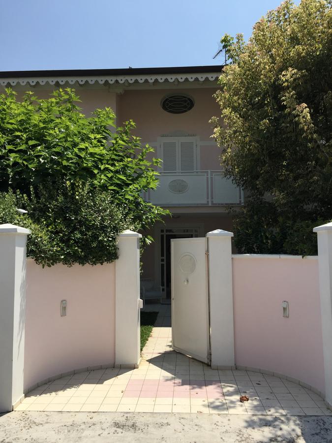 Villa Amelia Rooms مارينا دي بييتراسانْت المظهر الخارجي الصورة